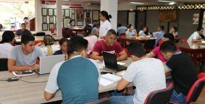 estudiantes-en-biblioteca